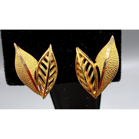 Coro Jewelry - Vintage Coro Gold Tone Double Leaf Clip On Earrings Textured Openwork Botanical